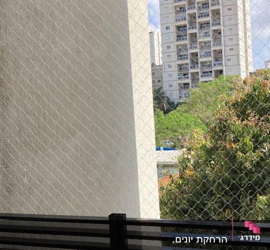רשת מתכת למניעת כניסת יונים במרפסת